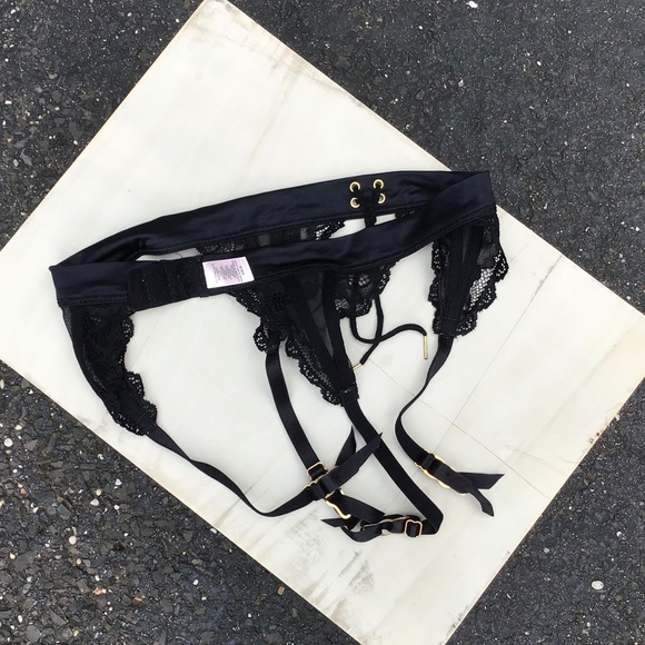 Victoria Secret black lace bra 2 thongs and garter - Picture 13 of 13
